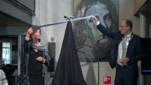 Opening ARA ART FAIR door Burgemeester Dominic Schrijer en zijn vrouw  door de onthulling van een beeld van Corinna de Jong. Op de achtergrond een schilderij van Arthur van Leeuwen.